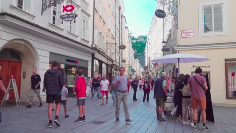 Zona-Peatonal-Y-Calle-Comercial-En-El-Corazón-De-Salzburgo,-Austria,-Una-Famosa-Atracción-Turística