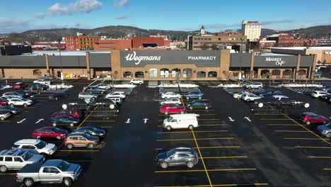 Empuje-Aéreo-Lento-En-La-Tienda-Wegmans-En-Un-Día-Cubierto-De-Nieve-En-Williamsport-Pa