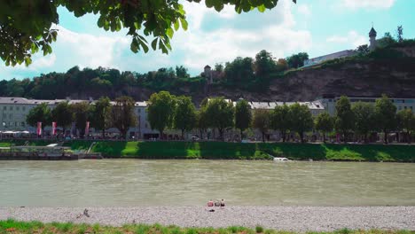 Un-Día-Hermoso-Y-Soleado-En-La-Orilla-Del-Río-Salzach-En-El-Centro-De-Salzburg