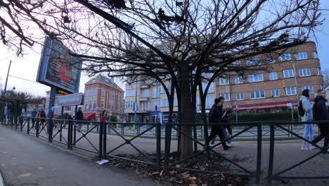 Menschen,-Die-Mit-Der-U-Bahn-An-Einer-U-Bahnstation-Im-Freien-Pendeln,-Halten-In-Auderghem---Brüssel,-Belgien