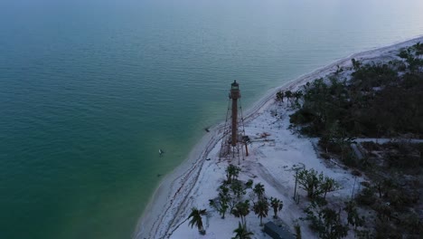 Drohnenvideo,-Das-Bei-Sonnenuntergang-Um-Den-Historischen-Sanibel-Leuchtturm-Kreist