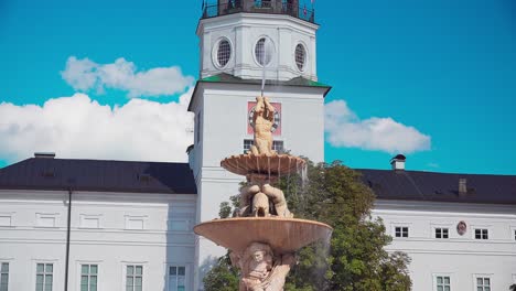 Plano-Medio-De-La-Fuente-En-Residenzplatz-En-Salzburgo,-Austria