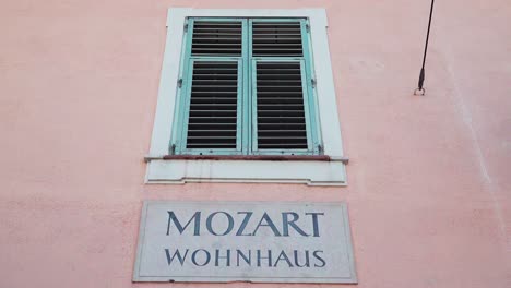 Esta-Es-La-Placa-En-La-Residencia-De-Mozart-En-Makart-Place-En-El-Centro-De-La-Ciudad