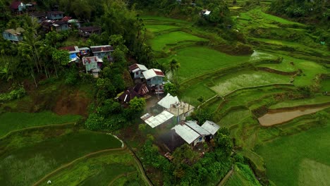 Captura-De-Pantalla-De-Casas-Y-Cabañas-Filipinas-Rodeadas-De-Arrozales-En-La-Ladera-De-La-Colina
