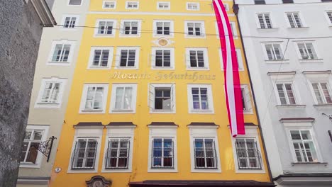 Wolfgang-Amadeus-Mozart-Was-Born-In-This-House-On-Getreidegasse-In-Salzburg,-Austria