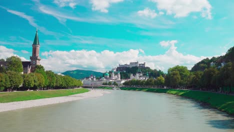 Vista-Desde-El-Puente-Müllnersteg,-Río-Salzach,-Hacia-La-Fortaleza-Hohensalzburg-En-Salzburgo,-Austria