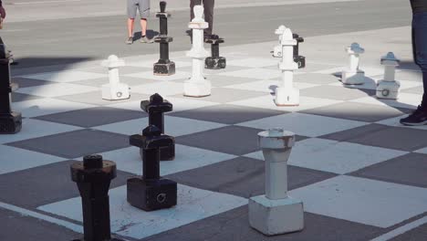 Schach-Spielen,-Indem-übergroße-Figuren-Mit-Den-Füßen-Bewegt-Werden