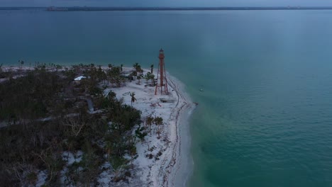 Video-De-Drone-Empujando-Hacia-El-Océano-Para-Revelar-El-Parque-Del-Faro-De-Sanibel