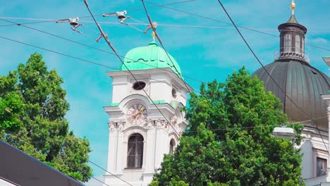 Cables-Para-Un-Transporte-Público-Más-Ecológico,-Autobuses,-En-El-Centro-De-La-Ciudad-De-Salzburgo,-Cerca-De-La-Iglesia-De-La-Trinidad-En-Makart-Place