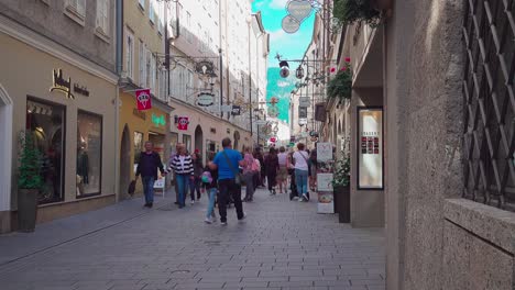 Touristen-Und-Käufer,-Die-Entlang-Der-Getreidegasse-In-Salzburg,-österreich,-Spazieren