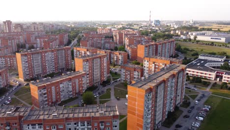 Toma-Panorámica-Lateral-Aérea-De-Un-Distrito-Residencial-Mogiliovas-En-Klaipeda,-Lituania