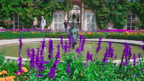 Una-Fuente-De-Agua-En-Los-Jardines-De-Mirabell-Rodeada-De-Flores