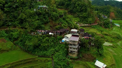 Drone-Girando-Alrededor-De-Un-Pueblo-De-Arrozales-Y-Edificios-En-La-Ladera-Filipina