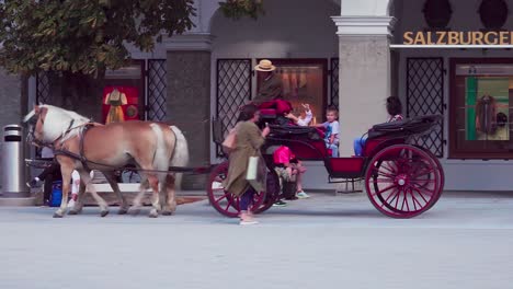 Carruaje-Tirado-Por-Caballos-En-La-Plaza-Residenzplatz