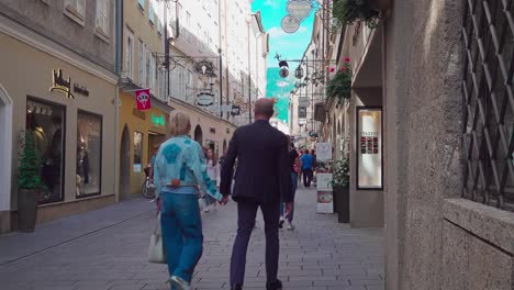 Turistas-Y-Compradores-Disfrutando-De-Su-Día-Caminando-Y-Comprando-A-Lo-Largo-De-Getreidegasse-En-El-Casco-Antiguo-De-Salzburgo