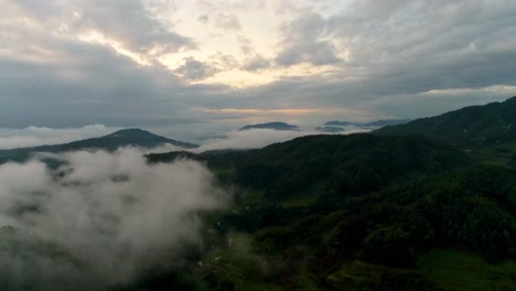 Drone-Ascendente-Sobre-Las-Nubes-Filipinas-Después-Del-Atardecer-Con-Montañas-Verdes-Y-Un-Hermoso-Cielo