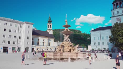 Residenzbrunnen,-Una-Hermosa-Fuente-En-El-Corazón-De-Salzburgo,-Austria