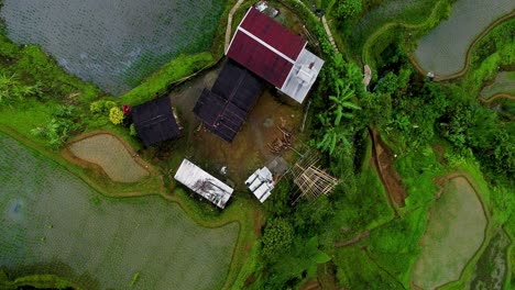 Por-Encima-Del-Zumbido-De-Chozas-Y-Casas-En-Una-Granja-De-Arroz-En-Las-Montañas-Filipinas