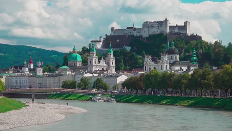 Blick-Vom-Müllnersteg-über-Die-Salzach-Auf-Die-Altstadt-Mit-Festung-Hohensalzburg-Im-Hintergrund