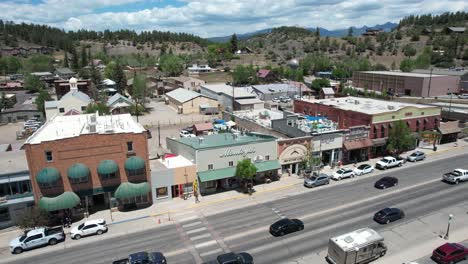 Vista-Aérea-Del-Centro-De-Pagosa-Springs,-Colorado-Usa,-Tráfico-De-La-Calle-Principal-Y-Edificios,-Disparo-De-Drone