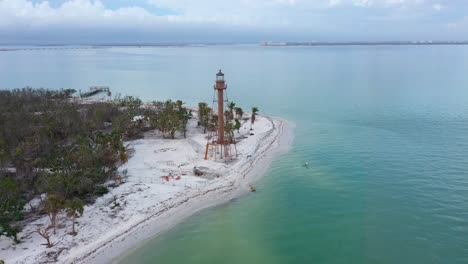 Video-De-Drones-Volando-Alrededor-Del-Hito-Histórico-Del-Faro-De-Sanibel-En-La-Isla-De-Sanibel,-Florida