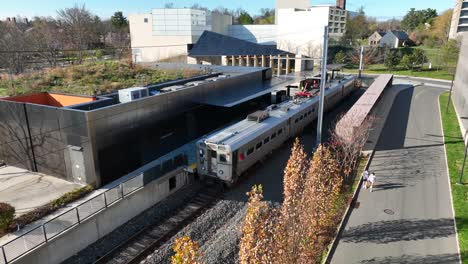 Pasajeros-En-El-Andén-De-La-Estación-De-Tren-De-Princeton-Nj