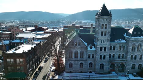 Luftfahrzeugaufnahme-Eines-Hohen,-Gotischen-Gebäudes-In-Williamsport,-PA