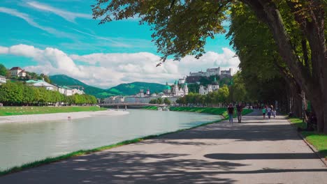 Vista-Desde-Franz-josef-kai,-Orilla-Del-Río-Salzach,-Hacia-El-Casco-Antiguo-De-Salzburg-Y-La-Fortaleza-De-Hohensalzburg