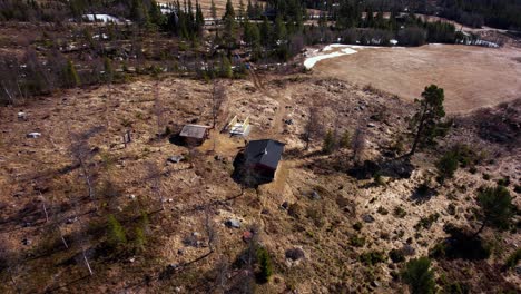 Luftaufnahme-Weg-Von-Einer-Hütte,-Frühling-In-Uvdal,-Norwegen---Zurückziehen,-Kippen,-Drohnenschuss