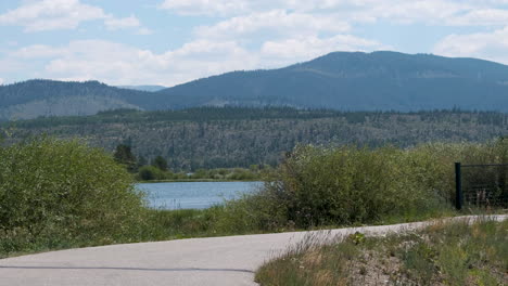 Ciclistas-Que-Viajan-Alrededor-Del-Lago-Dillon-En-Un-Cálido-Día-De-Verano-En-Las-Montañas-Rocosas-De-Colorado