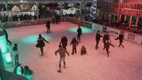 Blick-Von-Oben-Auf-Das-Eis-Der-Menschen,-Kinder-Spielen-Auf-Dem-Eis-Auf-Dem-Weihnachtsmarkt-In-Maastricht-In-Den-Niederlanden