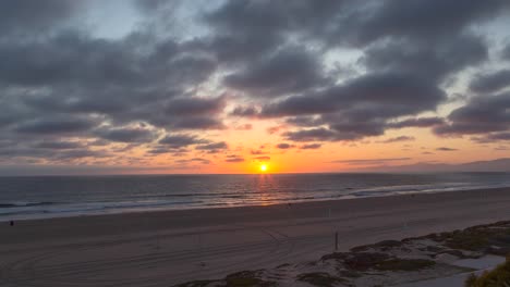 Cloudscape-Am-Sonnenunterganghimmel-über-Dem-Tropischen-Ozean-In-Manhattan-Beach,-Kalifornien-Usa
