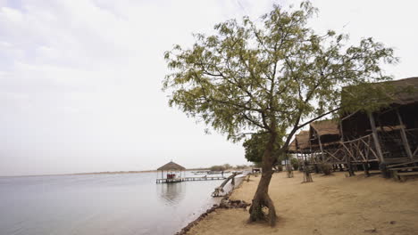Panoramasicht-Auf-Die-Hütte-Holzhütte-Kontraktionshaus-In-Einem-Abgelegenen-Dorf-In-Senegal-Afrika