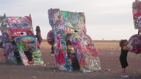 Cadillac-Ranch,-Amarillo,-Texas,-Usa---Juni-2022:-Eine-öffentliche-Kunstinstallation-Und-Skulptur,-Die-1974-Entlang-Der-Autobahn-Interstate-40-Oder-Der-Alten-Route-66-Geschaffen-Wurde