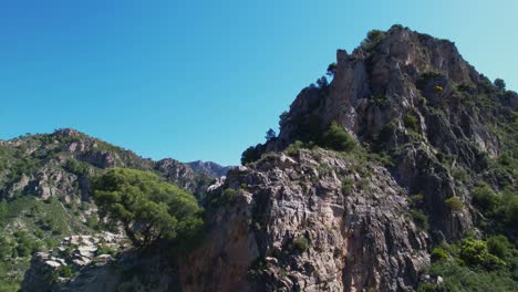 Luftbild-Aufsteigend-Und-Enthüllend-Hohe-Berggipfel-Und-Mediterranen-Wald