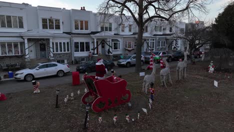 Primer-Plano-Aéreo-De-La-Ciudad-Decorada-Para-Navidad