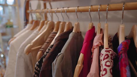 Kleidung-Auf-Einem-Kleiderständer-In-Einem-Secondhand-Laden