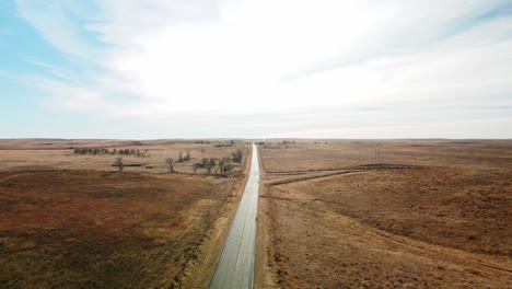 Coche-Cruzando-Una-Carretera-Rural-En-Nebraska-A-Midwestern-U