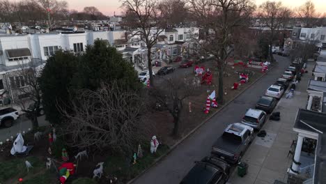 Vista-Aérea-De-La-Calle-Smedley-En-El-Barrio-Del-Sur-De-Filadelfia-Decorada-Con-Una-Decoración-Navideña-Festiva