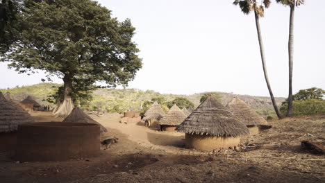 Senegal-Afrika-Panoramablick-Auf-Ein-Abgelegenes-Ländliches-Dorf-Im-Wald-Mit-Häusern-Aus-Lehm-Und-Schlamm-Ökologisch-Nachhaltige-Bauweise