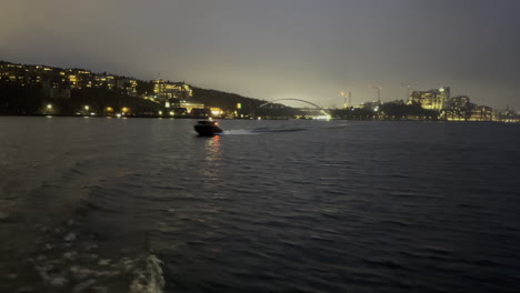 Reisen-Mit-Dem-Boot-Auf-See-Während-Der-Nachtzeit,-Während-Ein-Kleineres-Boot-Hinterherfährt