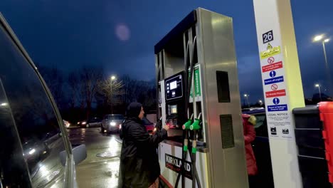 14-De-Enero-De-2023---Mujeres-Musulmanas-Del-Reino-Unido-Llenando-Gasolina-En-La-Gasolinera-Costco-En-Watford-Por-La-Noche