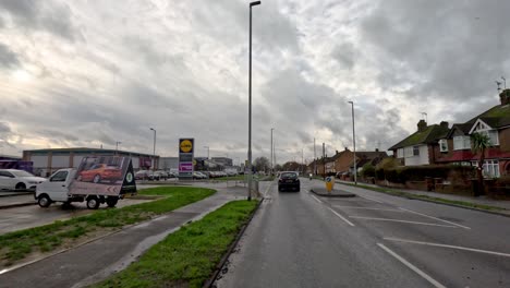 14.-Januar-2023---Pov-Fährt-Am-Nachmittag-Mit-Bewölkten-Wolken-Entlang-Der-Victoria-Road-In-Ruislip