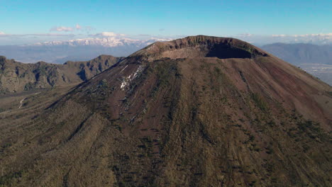 Vista-Aérea-Del-Monte-Vesubio-Orbitando-Sobre-El-Punto-De-Referencia-Del-Volcán-Escénico-Dormido