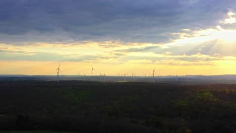 Landschaft-Mit-Windmühlen-Bei-Sonnenaufgang