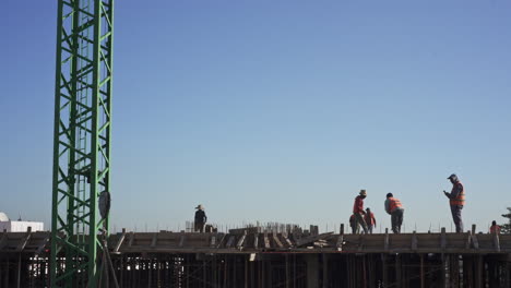 Mobiler-Kran,-Der-Eine-Holzpalette-Mit-Betonsäcken-In-Casablanca-Marokko-Hebt