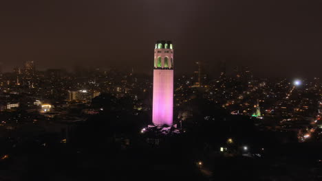 Coit-Tower-Hito-Hiperlapso-Aéreo-Con-Fuegos-Artificiales-Del-4-De-Julio-En-El-Fondo