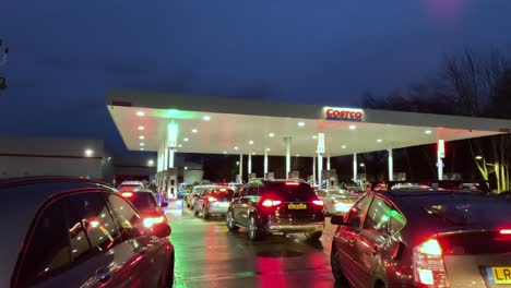 14-De-Enero-De-2023---Conductores-Haciendo-Cola-Para-Llenar-En-La-Gasolinera-Costco-En-Watford-Por-La-Noche