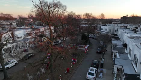 Luftaufnahme-Des-Smedley-Street-Median-Für-Weihnachten-Geschmückt