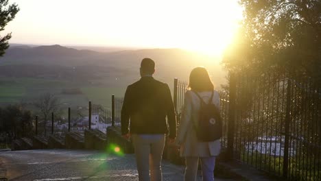 Zeitlupenaufnahme-Eines-Paares,-Das-Während-Des-Sonnenuntergangs-In-Medina-Sidonia-Cadiz-Auf-Einem-Gehweg-Spazieren-Geht